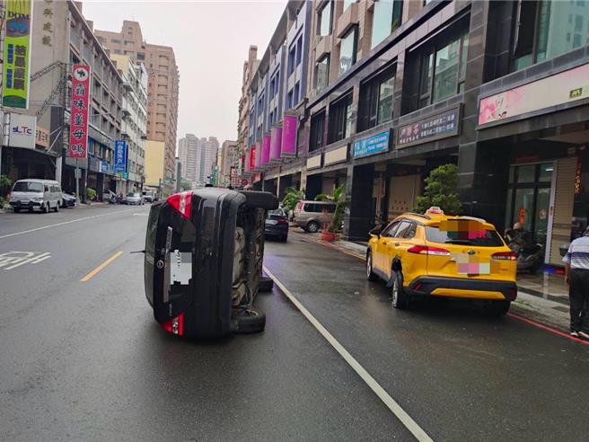 高雄左营一辆轿车（左）20日因为撞击路边违停的计程车后导致翻车。（翻摄照片／林瑞益高雄传真）