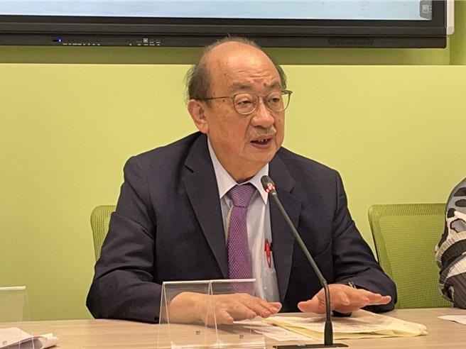 蓝白国会改革版本延至明日再审，但17日审查已爆发激烈衝突，对于明日院会策略为何？是否会演变更大的衝突？民进党立院党团总召柯建铭再度喊话立法院长韩国瑜，强调「球在对方身上」。（蔡雯如摄）