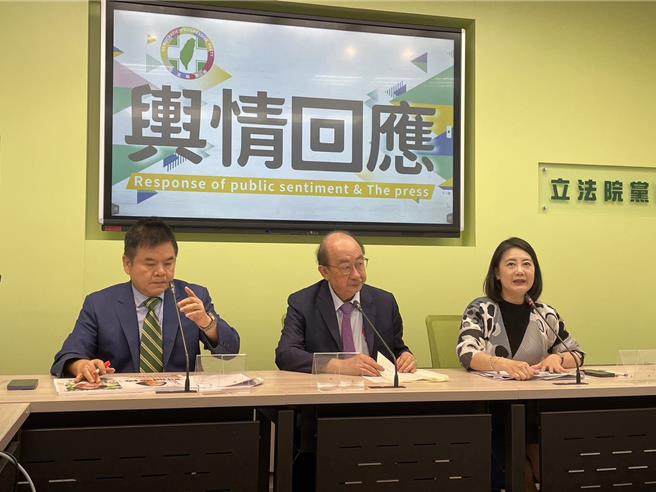 立法院院会17日处理国会改革法案，进党立委锺佳滨抢攻主席台时，撂倒国民党立委陈菁徽，陈愤而称要提告。对此，民进党立院党团回应，锺佳滨是不慎滑倒而扑上去，动作绝非故意。（蔡雯如摄）