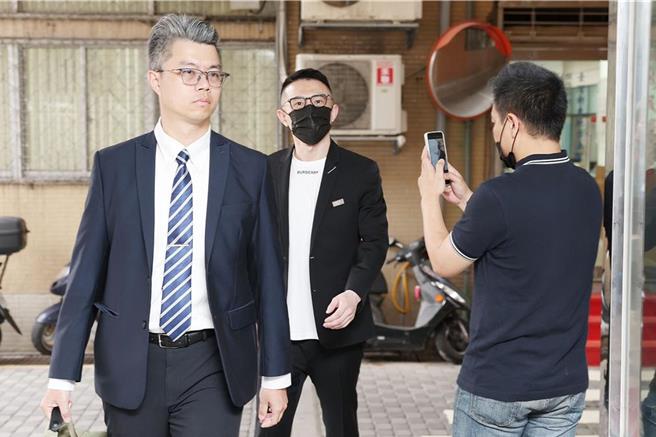 涉嫌地下匯兌217億多元的「88會館」負責人郭哲敏（中）遭新北地方法院裁自5月12日起延押兩月。（資料照）