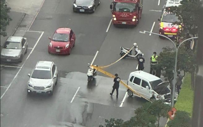 嫌犯开白色轿车一度衝撞警员，最后自撞车辆冒烟，弃车逃逸遭到围捕。（翻摄爆料公社二社）