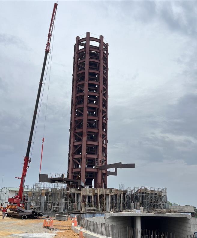 南投县名间乡松柏岭「松岭之星」观景塔工程进度达44.54％，预计9月完成主塔轻钢构工程。（南投县政府提供／杨静茹南投传真）