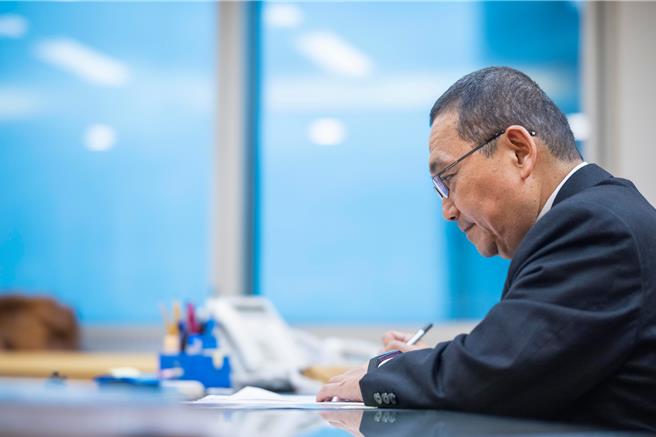 520新政府上任，新北市長侯友宜在臉書貼文表示，國家的安定昌盛，需要強大的產業支撐，而強大的產業仰賴穩定的供電，民眾及產業對電力及能源有高度擔憂，賴政府必須誠實地面對，尤其是核能問題，不能再逃避。（摘自侯友宜臉書）