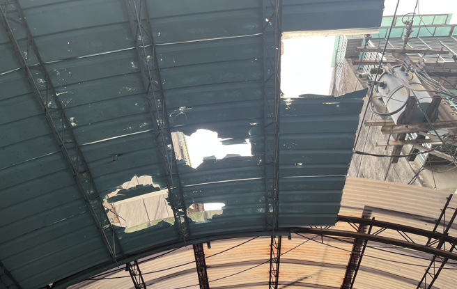 1男1女為撿拾物品踩踏老化遮雨棚而不慎從2樓墜落1樓，女子緊急送醫後傷重不治。（圖／警方提供）