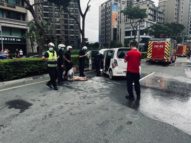 警方拦截围捕，最后将嫌犯上铐带回。（翻摄画面）