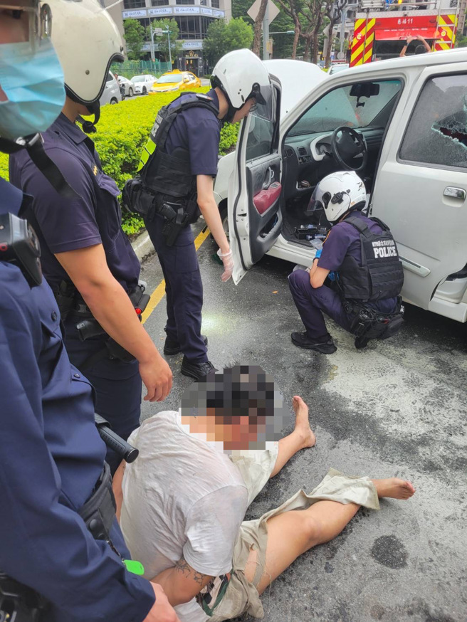 警方拦截围捕，最后将嫌犯上铐带回。（翻摄画面）