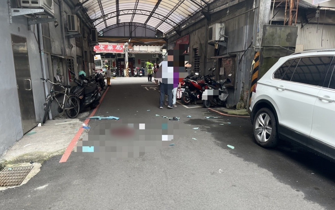 1男1女為撿拾物品踩踏老化遮雨棚而不慎從2樓墜落1樓，女子緊急送醫後傷重不治。（圖／警方提供）