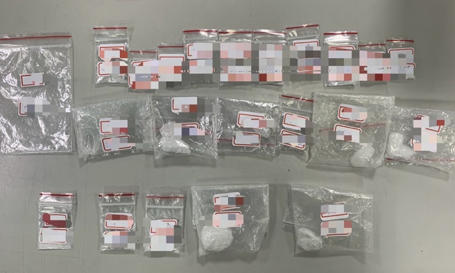 員警返回現場尋回該手提袋，打開後發現包內計有安非他命、愷他命等毒品。（圖／警方提供）