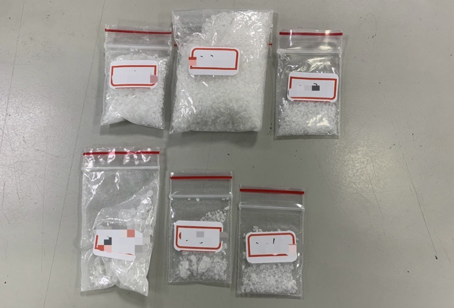 員警返回現場尋回該手提袋，打開後發現包內計有安非他命、愷他命等毒品。（圖／警方提供）