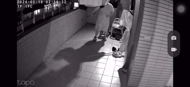 林姓男子凌晨跑到張先生住家外，用拔釘器砸毀住家玻璃跟洗衣機。（張先生提供）