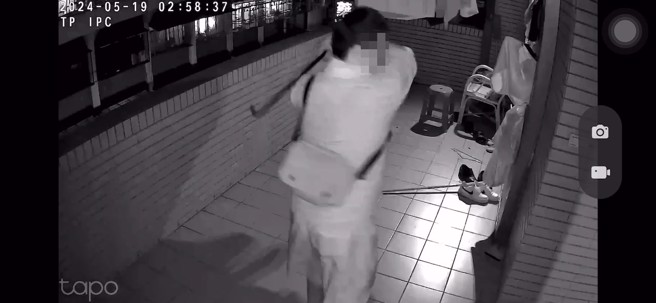 林姓男子凌晨跑到張先生住家外，用拔釘器砸毀住家玻璃跟洗衣機。（張先生提供）