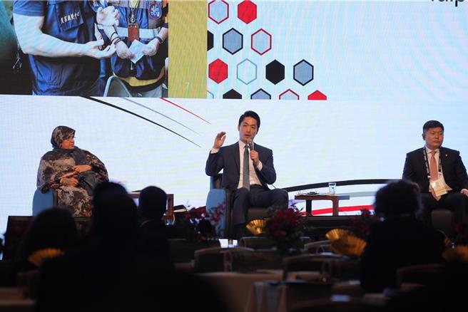 台北市長蔣萬安日前出訪東京，16日參與東京市長論壇，並於會中以「安全城市」為題進行演講。（台北市政府提供／劉彥宜台北傳真）