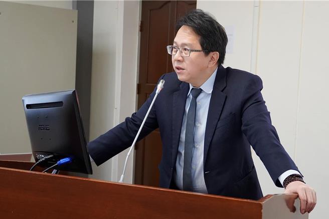 赖清德今总统就职演说提到「中华民国与中华人民共和国互不隶属」，绿委邱志伟分析，根据中华民国宪法，两岸都属于中华民国国民，自然就没有中华民国隶属于中华人民共和国的可能，这也是一中各表中最重要的精神。（翻摄自邱志伟脸书）