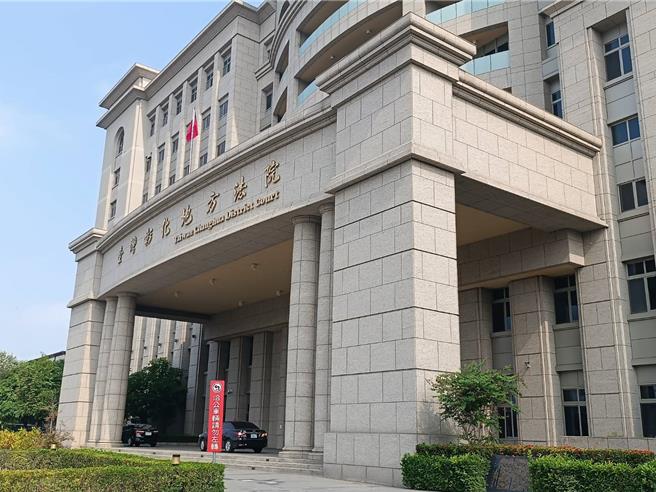 彰化1名31歲黃姓男子意圖在網路販賣第一級保育類野生動物鈍鋸鰩鼻鋸製品（即俗稱的鯊魚劍），被警方查獲，彰化地方法院依違反野生動物保育法判處有期徒刑6月，緩刑3年，罰款7萬元，並限期1年內向公庫支付。（葉靜美攝）