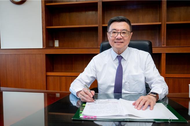 赖清德总统今正式就职，行政院长卓荣泰也正式上任，卓签署的首份公文是卫福部「前瞻基础建设计画-食品安全建设计画」，将投入约74亿元总经费，强化食安检查量能。（行政院提供）