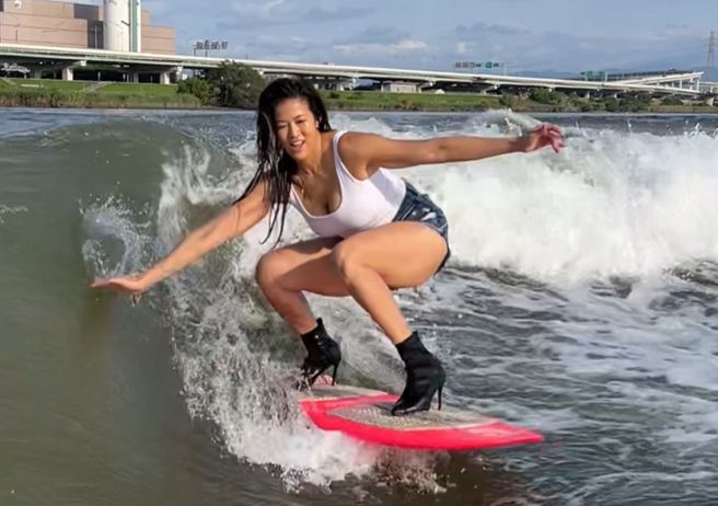 快艇衝浪女神Kimberly陈美彤挑战E16蹲水上终极版做公益 。（STARFiSH星予公关提供）