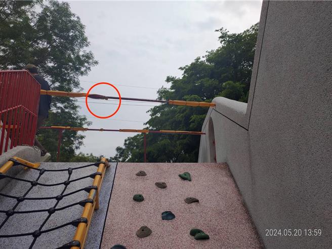 潭雅神绿园道和平场站溜滑梯，19日传出1名男童玩溜滑梯时，疑遭溜滑梯横杆上保护套的黑色束带，给割伤眼睛下缘，险影响视力。（读者提供／张妍溱台中传真）