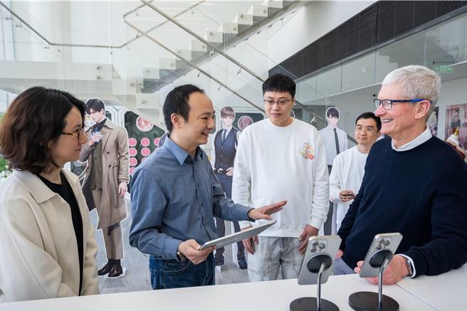 苹果执行长Tim Cook于2024年3月到上海访问迭纸游戏总部。（翻摄自Tim Cook微博）