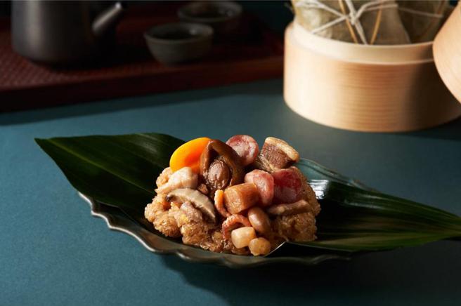 澎湃霸气的海陆珍味《潮式鲍鱼迷你裹蒸粽》，内含整颗弹牙鲍鱼！图／业者提供