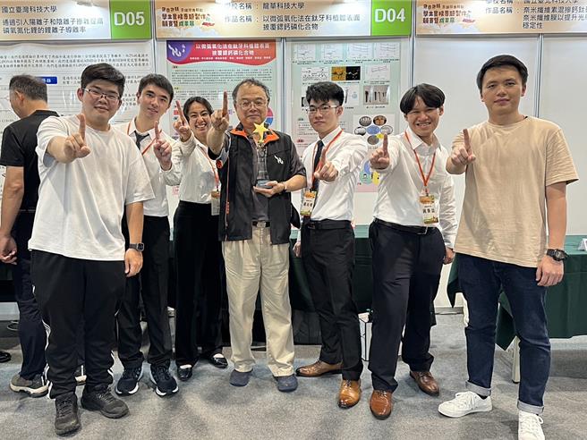 龙华科大李九龙师生团队勇夺第1名，作品具备增加植体抑菌效果等优点。（校方提供／蔡依珍桃园传真