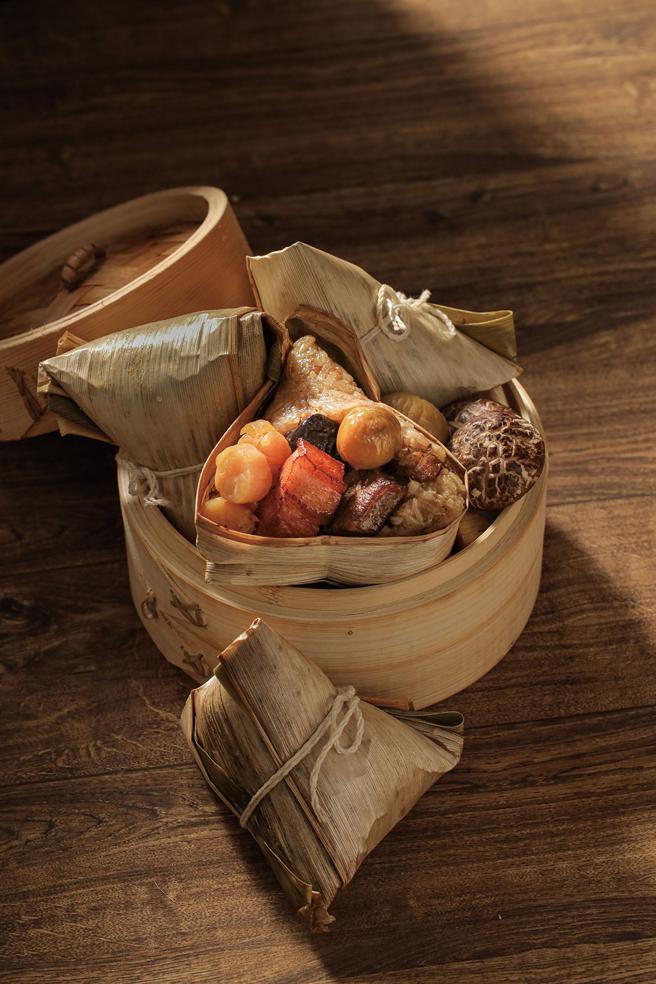 爱买晶华酒店干贝八宝粽礼盒，4粒699元。（爱买提供）