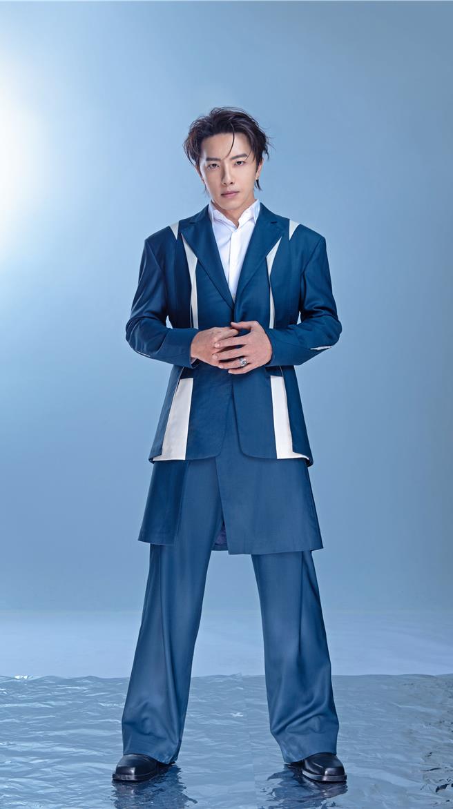 坤达二度担任《原子少年2》导师。（踢帕娱乐提供）