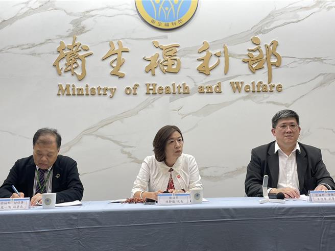 永丰化学因重大违规遭勒令停产，生理食盐水恐有缺货危机。卫福部次长林静仪（中）上任第一天就召开记者会灭火，强调目前虽然供货吃紧，但都足够使用。（王家瑜摄）