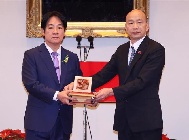 赖清德(左)被批口号好听，却放任立院打架闹事、假讯息一条龙。右为立法院长韩国瑜。（图／台北市摄影记者联谊会提供）