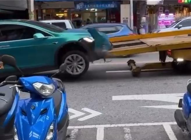 王宥忻的座车前方保险杠因拖车业者操作不慎而全毁。（读者提供）