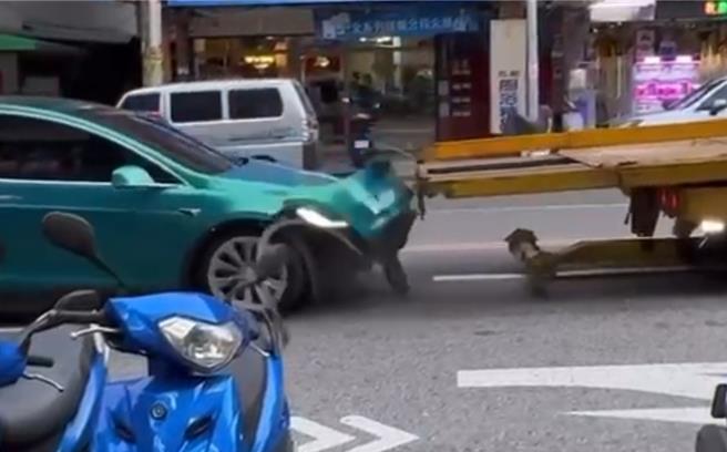 王宥忻600万座车拖吊时出意外。（读者提供）