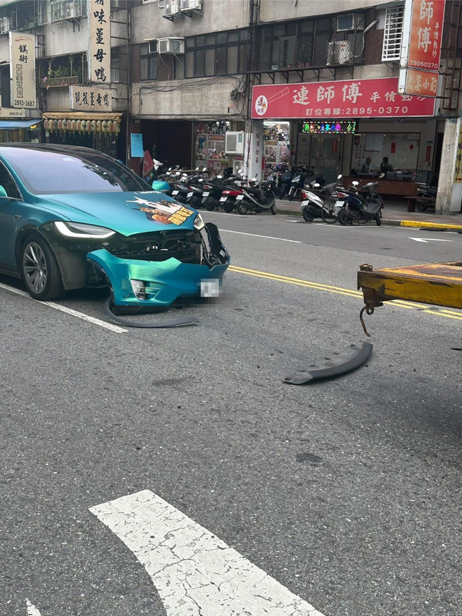 王宥忻座车车头全毁。（读者提供）