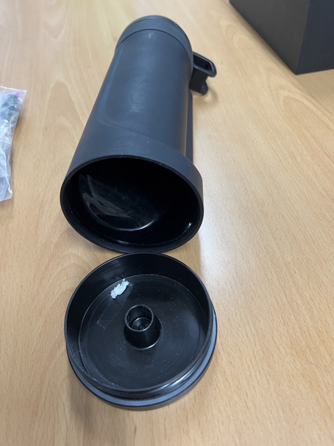 警方见他所有之保温瓶有异，果然在容器底部查获其非法持有第二级毒品大麻2包（总净重3.81公克）、安非他命3包（总净重2.33公克）及第三级毒品恺他命1包（净重3.55公克）。（图／警方提供）