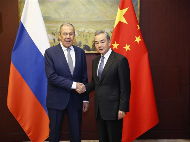 中国外交部长王毅20日在阿斯坦纳出席上海合作组织外长会议期间，会见俄罗斯外长拉夫罗夫。（摘自大陆外交部官网）