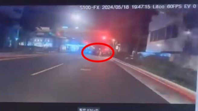 香港母女到台湾游玩，过马路遭轿车撞飞，当场惊吓大叫。（图／翻摄自脸书交通违规检举教学）