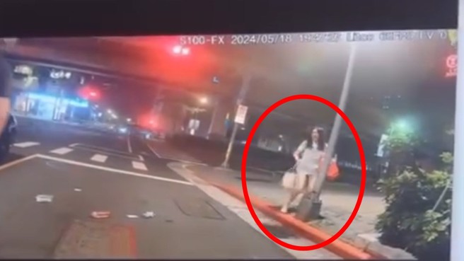 香港母女到台湾游玩，过马路遭轿车撞飞，当场惊吓大叫。（图／翻摄自脸书交通违规检举教学）