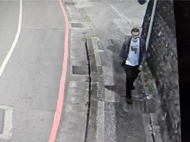 犯下殺人未遂罪的簡姓男子逃脫監護，還偷竊商店的飲料，基隆市警局要求警力加強巡邏，迅速追拘簡男到案。（翻攝照片／張志康基隆傳真）