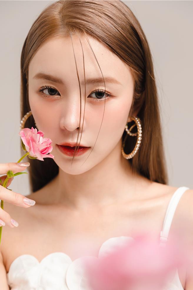 Elkie个人首张迷你专辑《＃EK》将于下月底发行。（KEYMAXii提供）