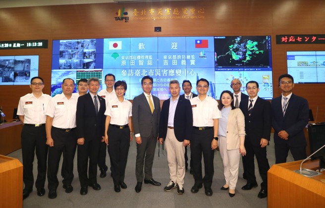 东京都防灾专家团队，包括原田智总危机管理监与东京消防厅总监吉田义实，专程拜访台北市政府消防局局长莫怀祖，并参观了台北市119救灾救护指挥中心及灾害应变中心。（图／消防局提供）