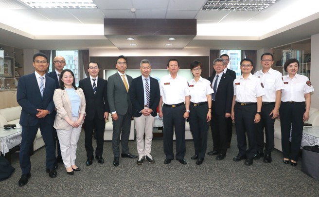 东京都防灾专家团队，包括原田智总危机管理监与东京消防厅总监吉田义实，专程拜访台北市政府消防局局长莫怀祖，并参观了台北市119救灾救护指挥中心及灾害应变中心。（图／消防局提供）