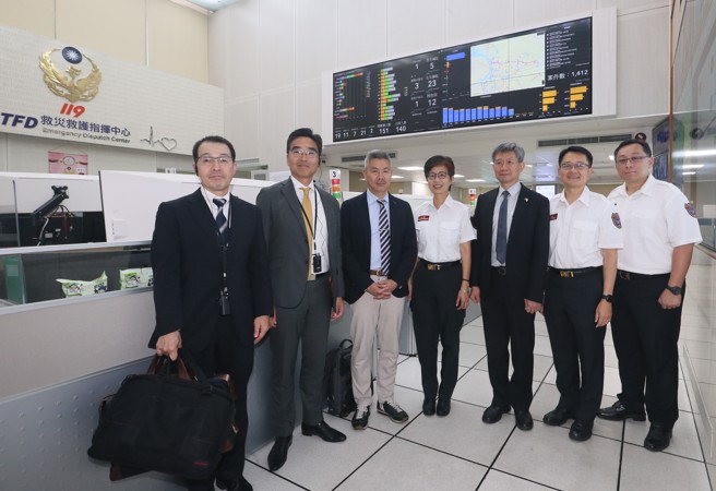 东京都防灾专家团队，包括原田智总危机管理监与东京消防厅总监吉田义实，专程拜访台北市政府消防局局长莫怀祖，并参观了台北市119救灾救护指挥中心及灾害应变中心。（图／消防局提供）