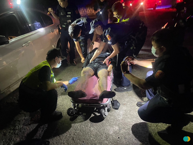 新北警方在莺歌发现疑似悬挂假车牌车辆，盘查时对方加速逃逸，警方连开数枪，21岁男子小腿中枪送医。（翻摄画面）