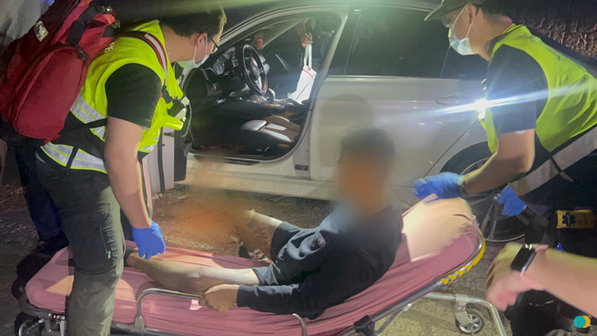 新北警方在莺歌发现疑似悬挂假车牌车辆，盘查时对方加速逃逸，警方连开数枪，21岁男子小腿中枪送医。（翻摄画面）