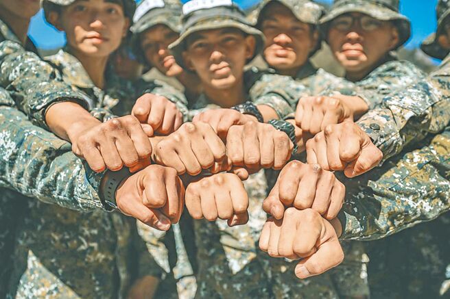 外媒报导台湾军方抵制拆除故总统蒋介石铜像，如果赖政府强力推动拆除铜像，让政治正确渗透到军队，恐造成军队内部分裂，危及台湾。图为突击干部训练班结训，学员们手上的厚茧，是淬炼成硬汉的荣耀印记。（摘自中华民国陆军脸书）