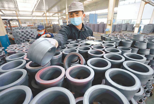 大陸商務部19日公告將針對聚甲醛啟動反傾銷調查，石化業者擔心未來可能會有更多產品遭反傾銷課稅。圖為河北省軸承套圈生產廠。（新華社）