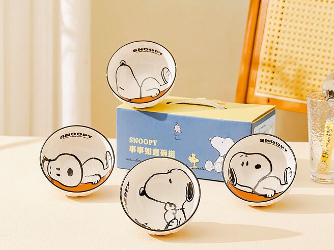 華南金今年在股東會紀念品主打史努比，贈送一套四組的「SNOOPY事事如意碗組」。（華南金控提供／黃琮淵台北傳真）