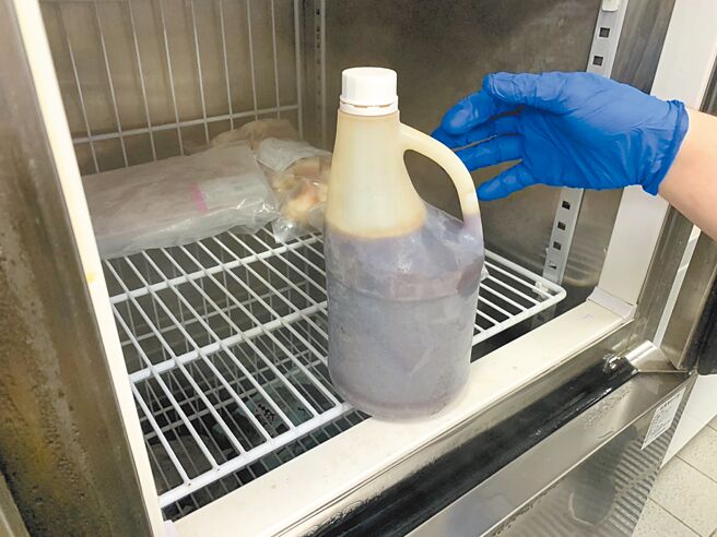 台北市卫生局19日派员前往台北市连锁合点寿司京站店稽查，发现甜酱未标示名称及效期，已要求22日前改善完成。（台北市卫生局提供／刘玮晴台北传真）