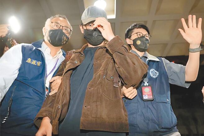 橋頭地方法院法官石育恩（中）涉嫌幫助詐團律師鄭鴻威藏放300萬元現金，甚至幫忙送錢給他人，遭司法院依法予以停職。（本報資料照片）