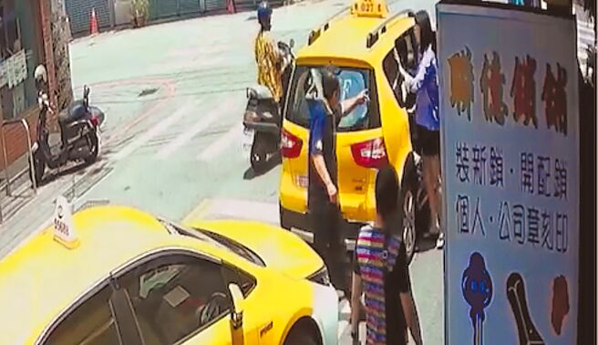 台中徐小姐控诉5月15日中午与台湾大车队黄姓计程车司机因故发生争执，未料黄男跟车并在停等红灯时径开车门挥拳相向。（江和树提供／冯惠宜台中传真）