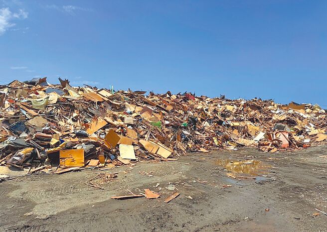 台南市平均1年要焚化处理7000吨废弃家具垃圾、2万吨废木材，尤其废弃家具更呈现逐年增加。（台南市环保局提供／曹婷婷台南传真）