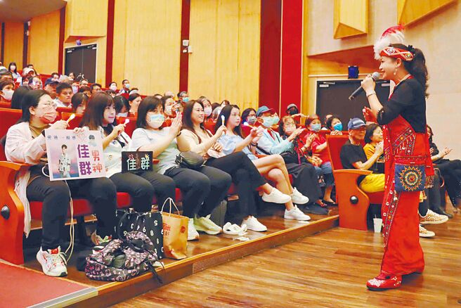 旺旺文教基金會2024年「讓奉獻成為一種榮耀」公益演唱會第4場次，19日來到嘉義市文化局音樂廳演出，演出藝人與台下近千名志工熱情互動，氣氛熱絡。（呂妍庭攝）